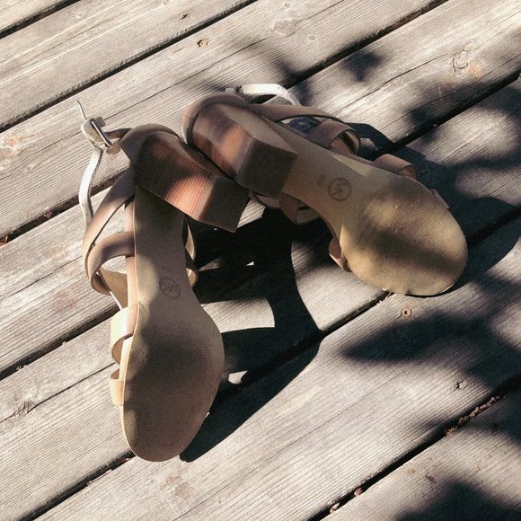 VGUC Michael Kors Lee T Strap Heeled Sandals - Picture 3 of 5